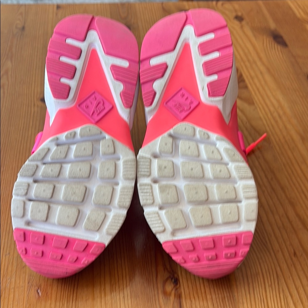 Nike Gray and Pink Athletic Shoes with Modern Design - Picture 8 of 9